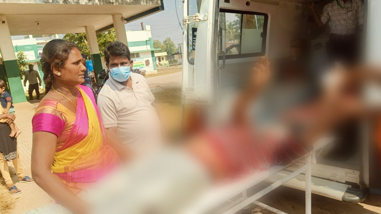 Mulugu | ఇందిరమ్మ ఇల్లు రాలేదని పురుగుల మందు తాగిన వ్యక్తి.. హాస్పిటల్‌కు తరలింపు