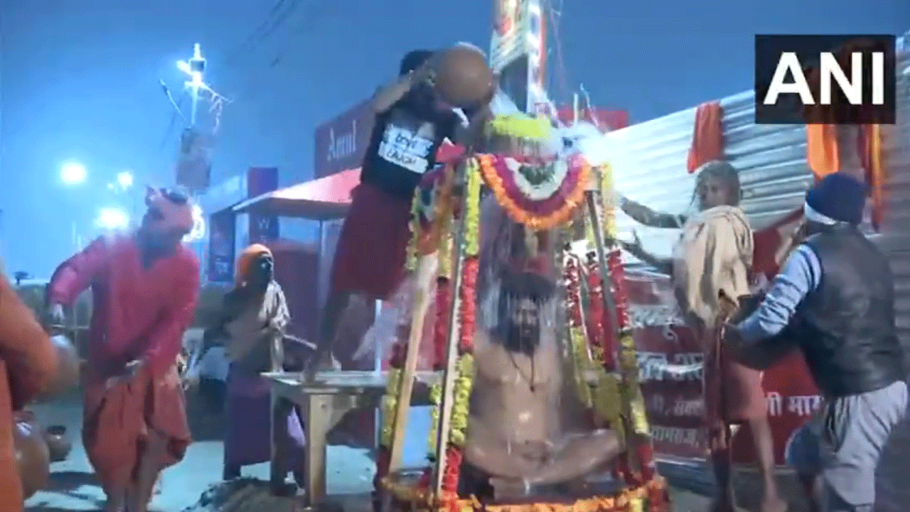 Mahakumbh Mela: ఉద‌యం 4 గంట‌ల‌కే.. 61 కుండ‌ల చ‌న్నీళ్ల‌తో నాగ‌సాధువు స్నానం.. వీడియో