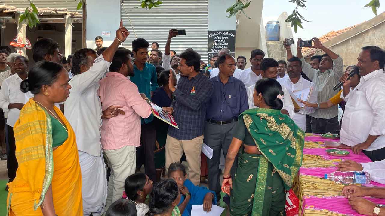 Telangana | తీవ్ర ఆందోళనలు, అసంతృప్తుల మధ్య ప్రారంభమైన సంక్షేమ పథకాల పంపిణీ : వీడియో