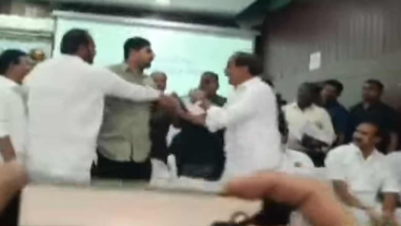 Padi Kaushik Reddy | పాడి కౌశిక్‌ రెడ్డిపై కాంగ్రెస్‌ నేతల దౌర్జన్యం.. కరీంనగర్‌ కలెక్టరేట్‌లో రసాభాసగా ముగిసిన సమీక్షా సమావేశం