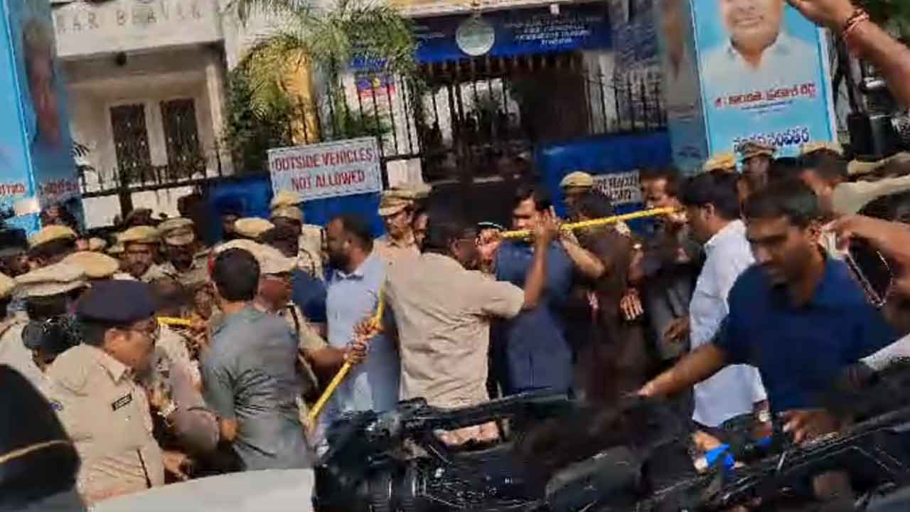 KTR | బీఆర్‌ఎస్ నేతలపై పోలీసుల జులుం.. కేటీఆర్‌కు సంఘీభావం తెలపకుండా అడ్డగింత