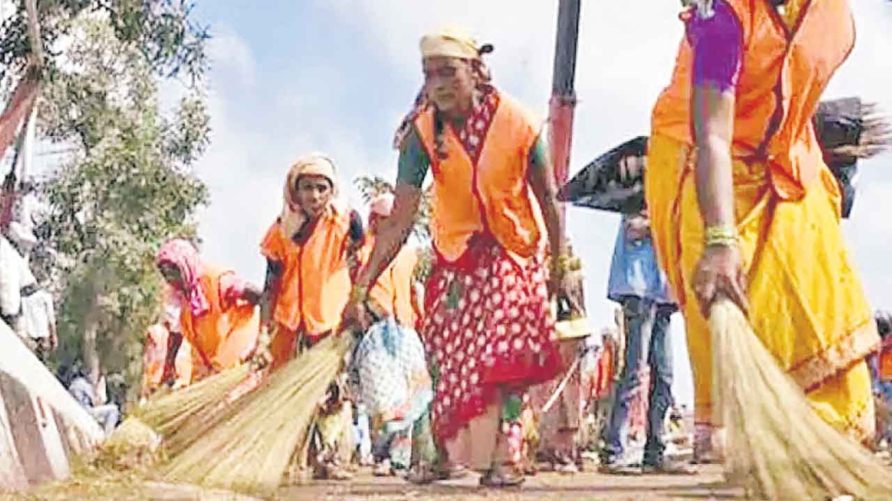 Salaries | 52 వేల మంది సిబ్బంది ఎదురుచూపులు.. పంచాయతీ కార్మికుల వేతనాలేవీ?