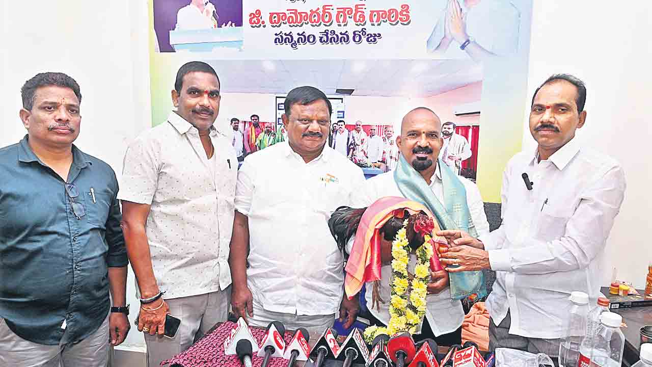 కోసుకుంటారని..పందెం కోడిని కాపాడి..