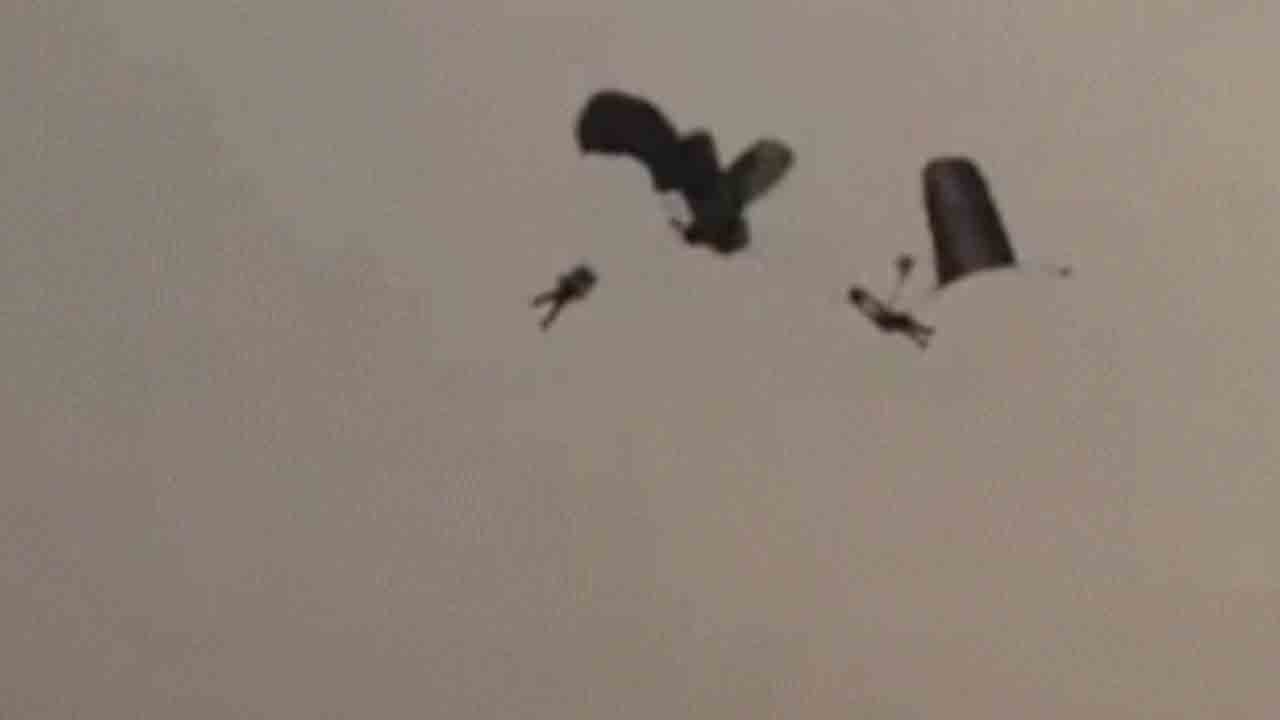 Watch: చిక్కుకున్న నేవీ స్కైడైవర్స్ పారాచూట్‌లు.. తర్వాత ఏం జరిగిందంటే?