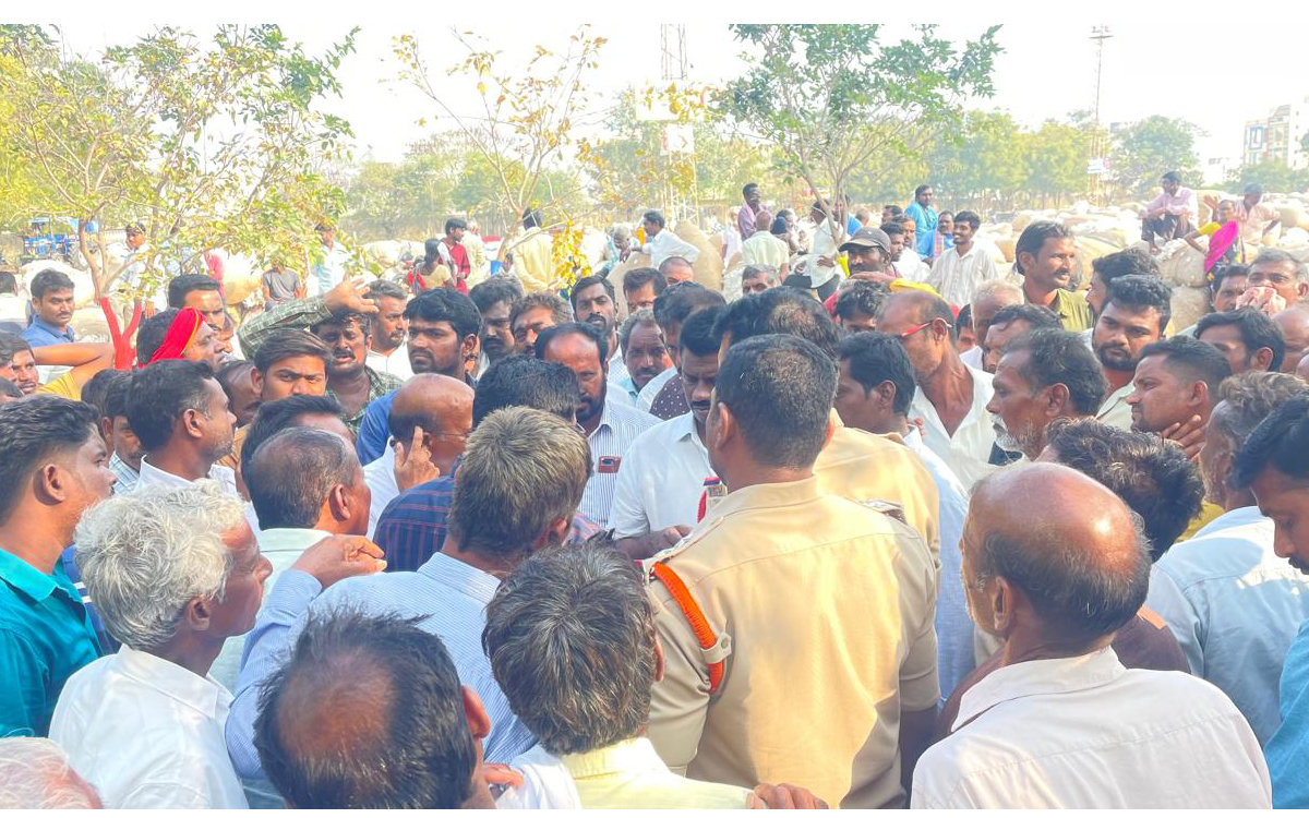 7 నుంచి 5వేల రూపాయలకు తగ్గిన పత్తి ధర.. ధర్నాకు దిగిన రైతులు