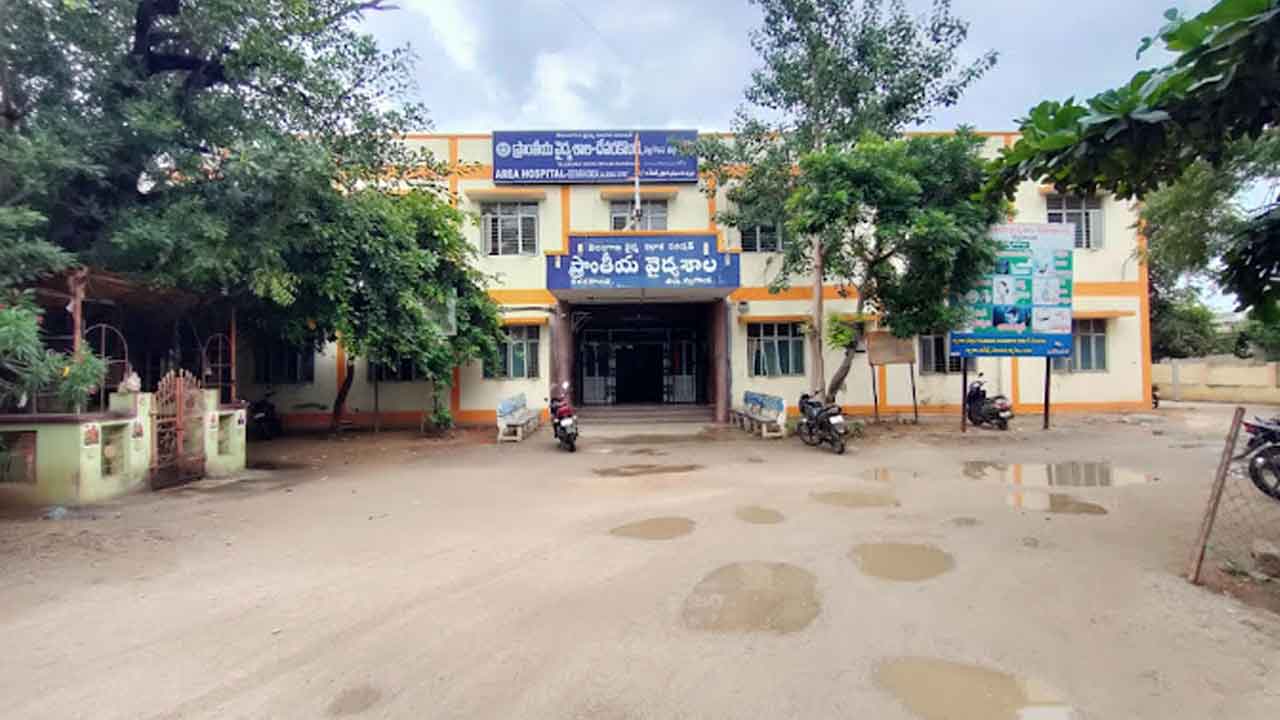 Nallagonda | దేవరకొండ ప్రభుత్వ దవాఖానలో పసికందు మృతి.. హాస్పిటల్పై దాడి చేసిన బాధితులు