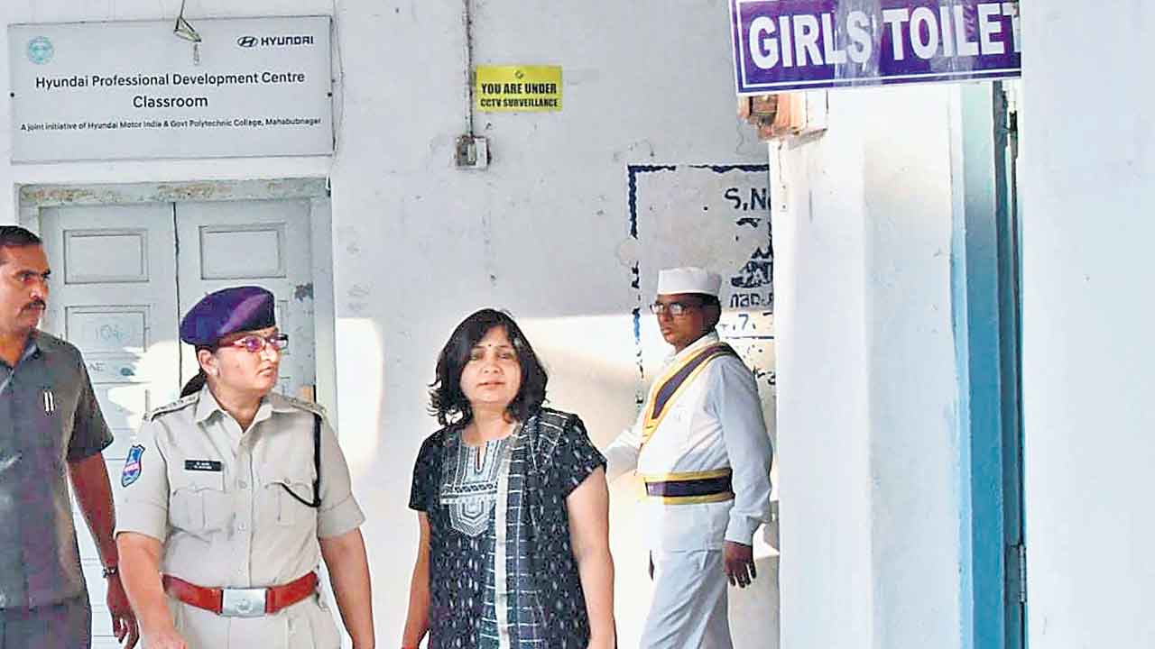 Polytechnic College | బాలికల బాత్రూంలో ఫోన్‌ రికార్డింగ్‌.. ప్రభుత్వ పాటిటెక్నిక్‌ విద్యార్థుల ఆందోళన