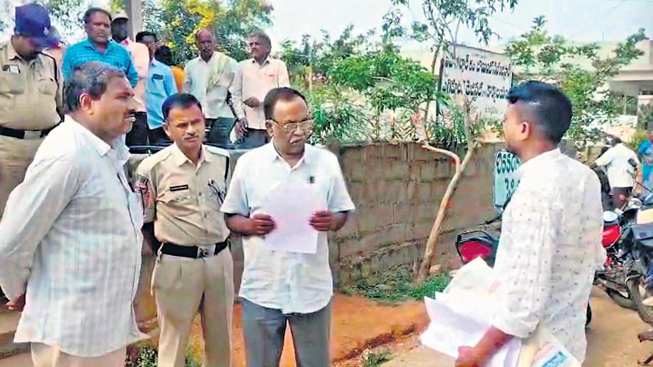 పరిహారం కోసం ఆత్మహత్యాయత్నం