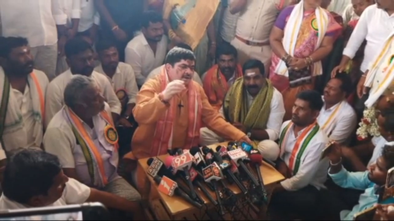 Ponnam Prabhaker | కొత్త‌కొండ జాత‌ర‌లో అధికారుల తీరుపై మంత్రి పొన్నం అస‌హ‌నం.. నేల‌పై కూర్చొని నిర‌స‌న‌