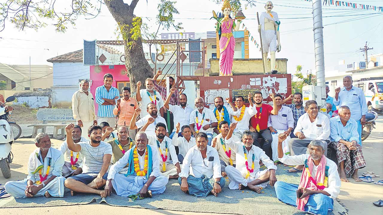 భూషణరావుపేటలో రైతుల దీక్ష