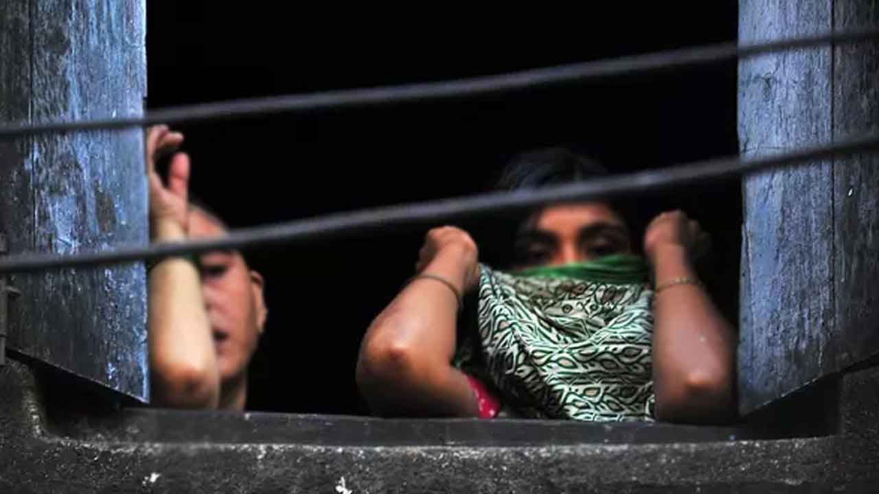 వ్యభిచారం చేయాలని కుమార్తెపై ఒత్తిడి