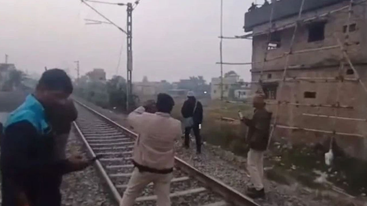 Bihar | రైల్వే ట్రాక్‌పై ప‌బ్‌జీ ఆడుతూ.. ముగ్గురు యువ‌కులు దుర్మ‌ర‌ణం