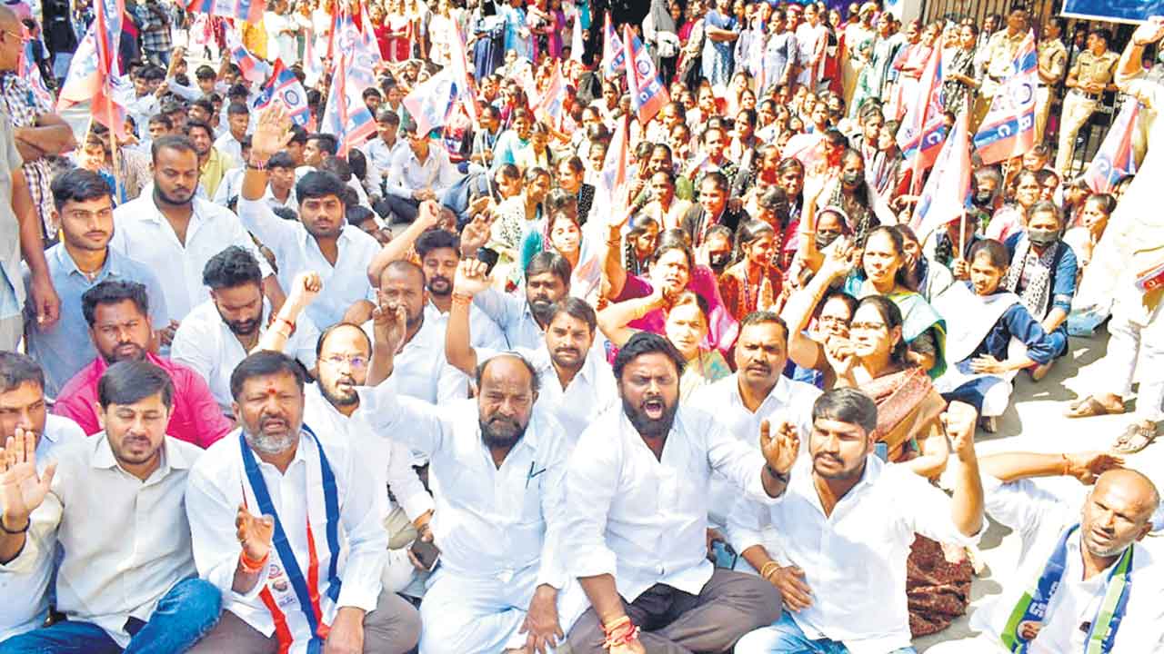 దద్దరిల్లిన సంక్షేమ భవన్
