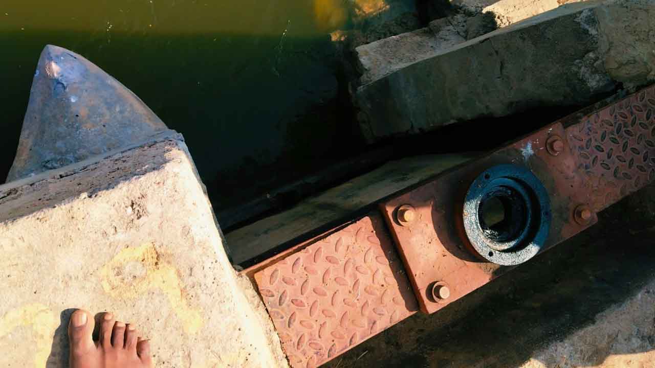 ఆర్డీఎస్‌ షట్టర్ల గేర్‌లాక్స్‌ చోరీ