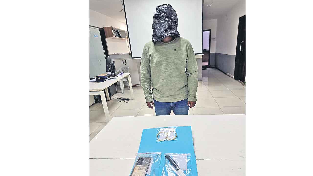 స్నేహితుడి భార్యను బెదిరించి.. బంగారు గాజుల అపహరణ