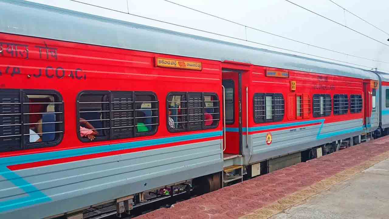 Sainagar Shirdi Express | సాయినగర్‌ షిర్డీ ఎక్స్‌ప్రెస్‌ షెడ్యూల్‌లో మార్పు.. రాజమండ్రిలో నిలిచిన రైలు