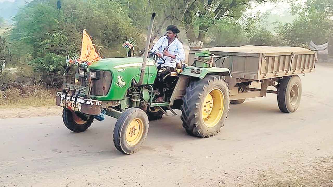 ఇసుకాసురులు.. కోర్కల్‌ మానేరువాగు నుంచి అక్రమ రవాణా