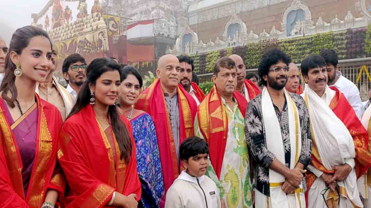 Sankranthiki Vasthunam | తిరుమల శ్రీవారిని ద‌ర్శించుకున్న ‘సంక్రాంతికి వ‌స్తున్నాం’ టీమ్