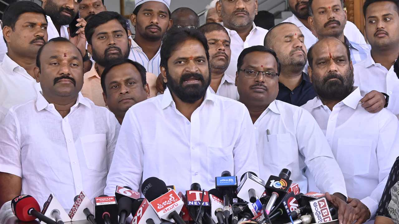 ప్రజాసమస్యలపై నిలదీస్తున్నారని.. కేటీఆర్పై తప్పుడు కేసులు పెడుతున్నారు.. రేవంత్ సర్కార్పై శ్రీనివాస్ గౌడ్ ఆగ్రహం