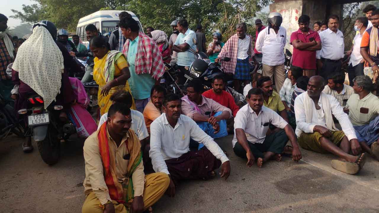 Suryapet | సాగునీరు ఇవ్వాలని రహదారిపై రైతుల ఆందోళన