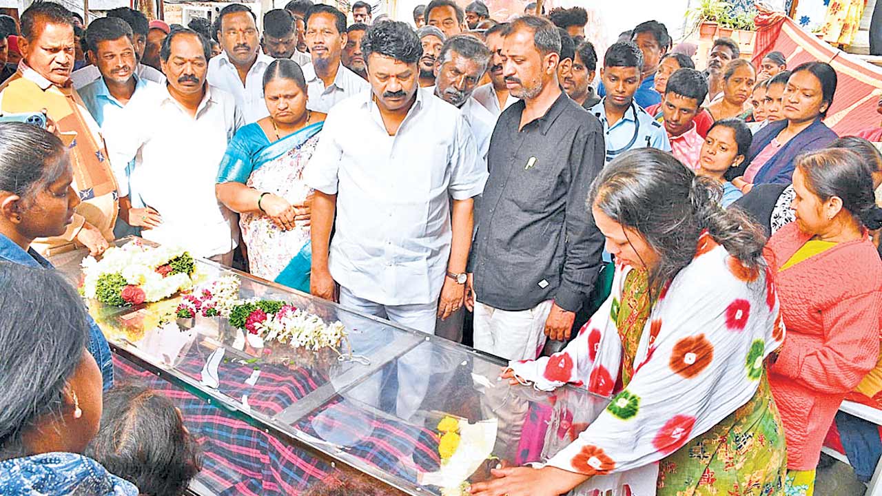 మృతుల కుటుంబాలను ప్రభుత్వం ఆదుకోవాలి