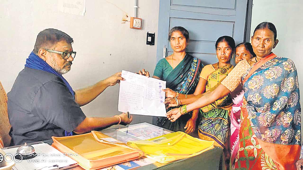 పైసలిస్తేనే ఇందిరమ్మ ఇల్లు