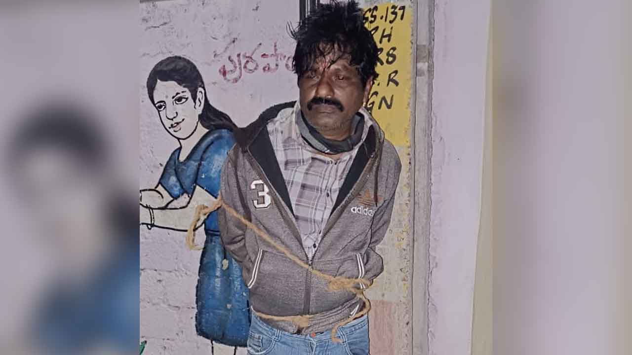 Vemulawada | దొంగను పట్టుకొని చెట్టుకు కట్టేసిన స్థానికులు.. వేములవాడలో ఘటన