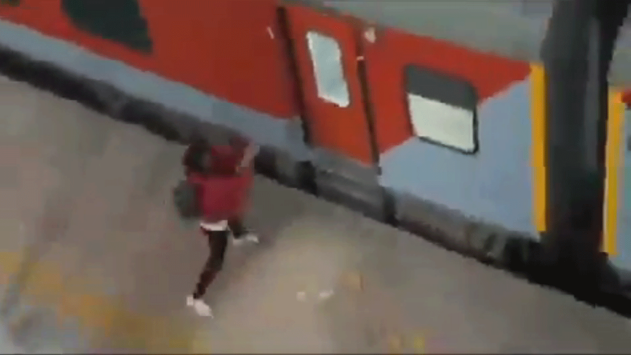 Maha Kumbh: కుంభ‌మేళాకు వెళ్లే రైలుపై రాళ్ల‌తో దాడి.. డోర్లు ఓపెన్ చేయ‌డం లేద‌ని అటాక్‌