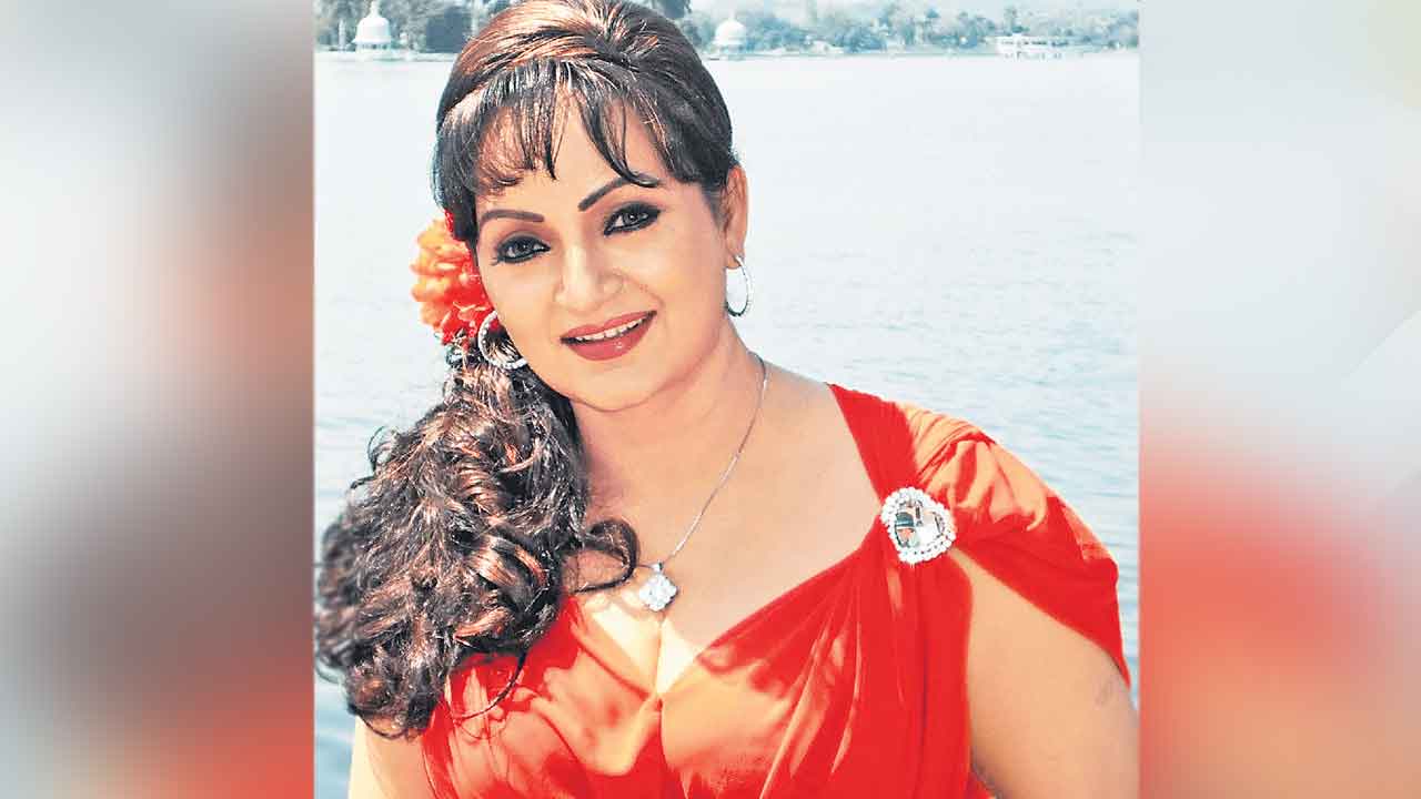 Bhagyashree | నేనే మొదటి ప్రేమపావురాన్ని..: భాగ్యశ్రీ