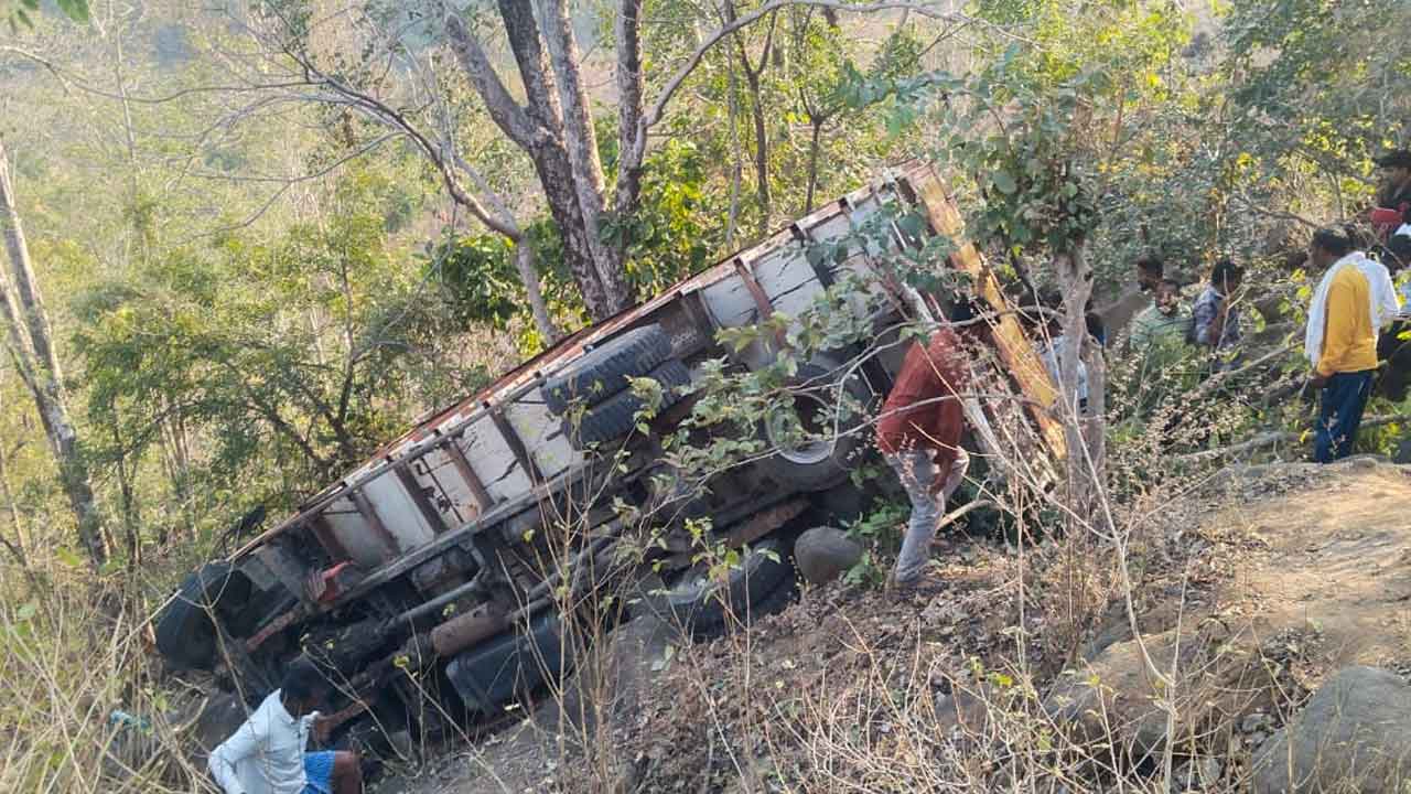Adilabad | దైవ దర్శనానికి వెళ్లొస్తుండగా వ్యాన్‌ బోల్తా.. 40 మందికి గాయాలు