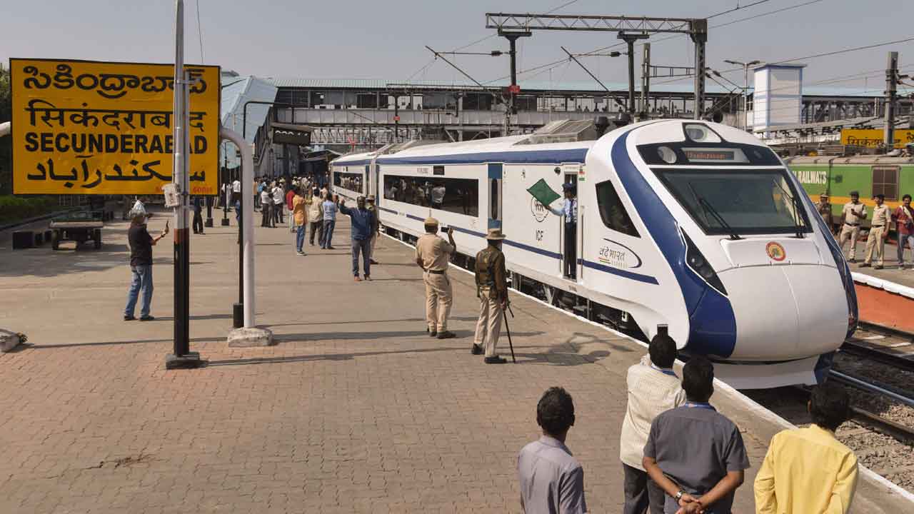 విశాఖ వందేభారత్‌కు అదనపు బోగీలు