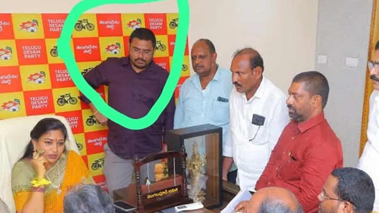 Vangalapudi Anitha | టీటీడీ సిఫార్సు లేఖలపై దుమారం.. పీఏను పీకేసిన హోంమంత్రి అనిత