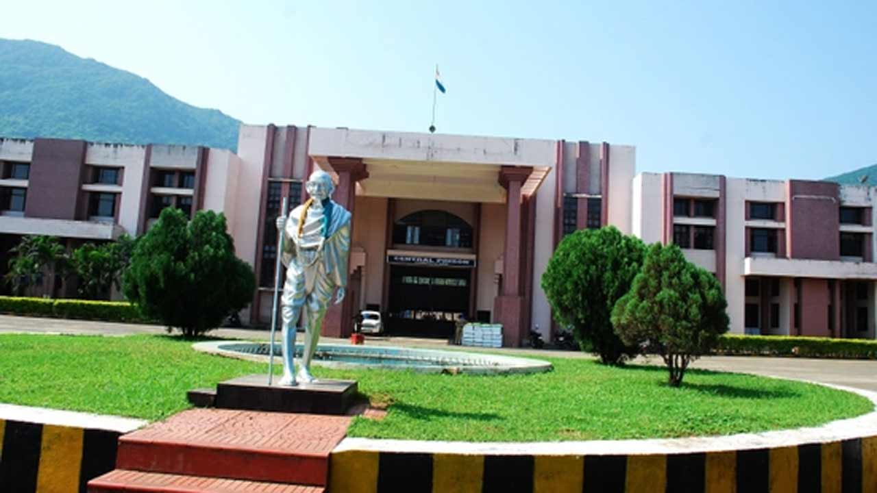Vizag Centra Jail | వైజాగ్‌ సెంట్రల్‌ జైల్లో కలకలం.. మొబైల్‌ ఫోన్లను కవర్‌లో పెట్టి పాతిపెట్టిన ఖైదీలు!