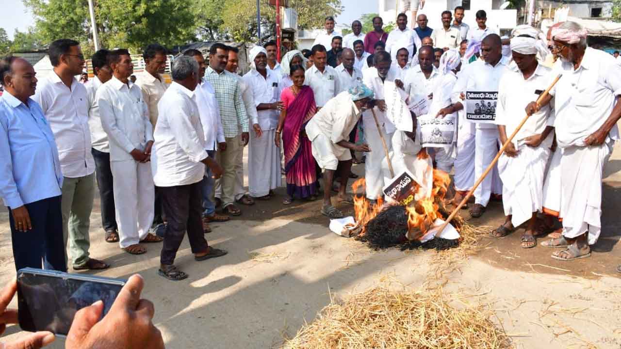 Wanaparthi | వరంగల్ డిక్లరేషన్ హామీ పత్రాలను భోగి మంటల్లో కాల్చిన రైతులు