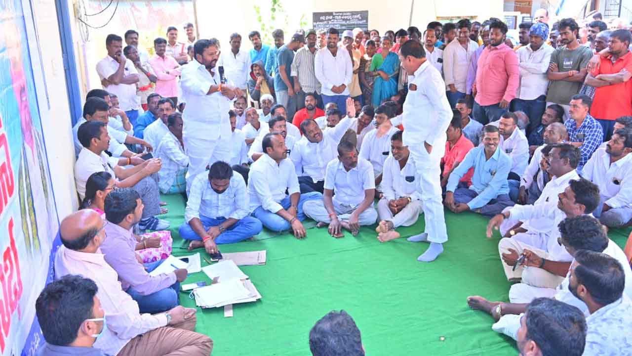 Congress | మాకు నచ్చినోళ్లకే ఇస్తం.. తాగి ఓట్లేసిన మీకివ్వం.. గ్రామస్తులపై కాంగ్రెస్‌ నాయకుల దౌర్జన్యం