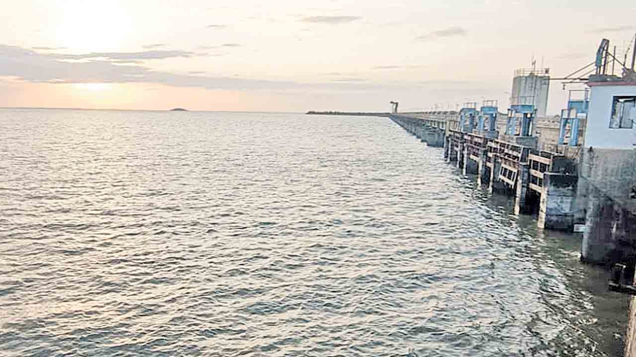 తగ్గుతున్న ఎస్సారెస్పీ నీటిమట్టం