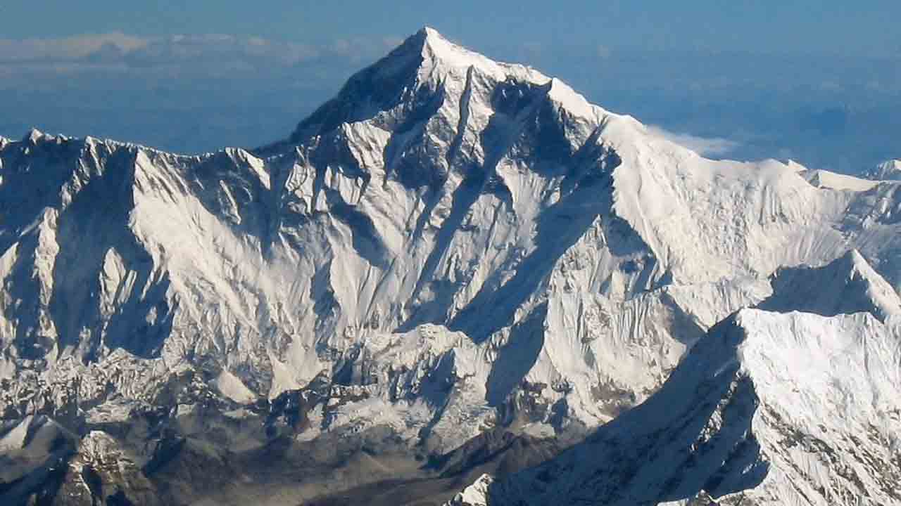 ఒంటరిగా ఎవరెస్ట్‌ అధిరోహించడంపై నిషేధం