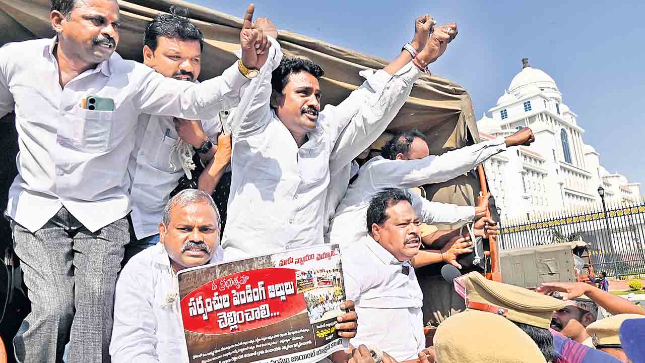 మాజీ సర్పంచుల ‘చలో సెక్రటేరియేట్‌’ ఉద్రిక్తం