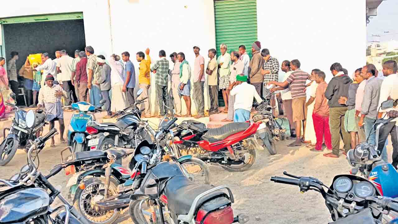 Farmers | యూరియా కోసం రైతుల పాట్లు.. కాంగ్రెస్‌ పాలనలో చెప్పులరిగేలా తిరుగుతున్న అన్నదాతలు