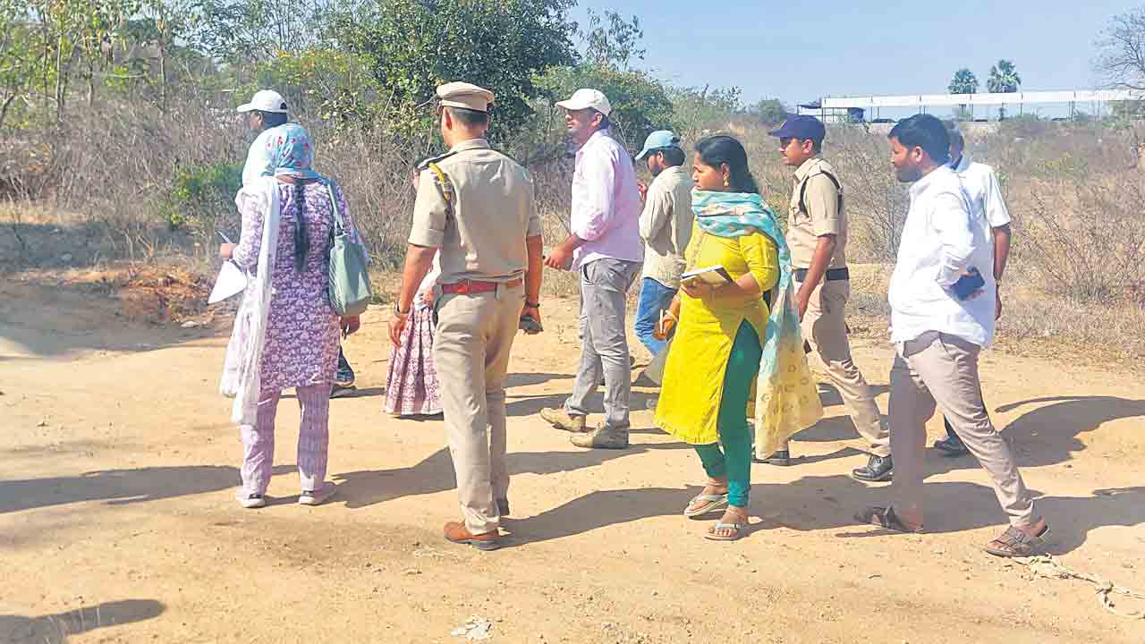 పోలీసు పహారాలో ఫోర్త్‌సిటీ రోడ్డు సర్వే