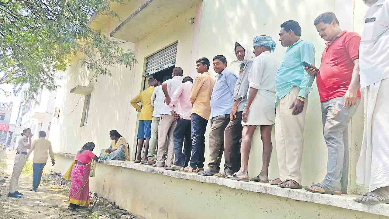 యూరియా కోసం తిప్పలు