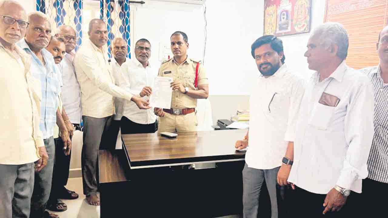 తీన్మార్‌ మల్లన్నపై చర్యలు తీసుకోవాలి