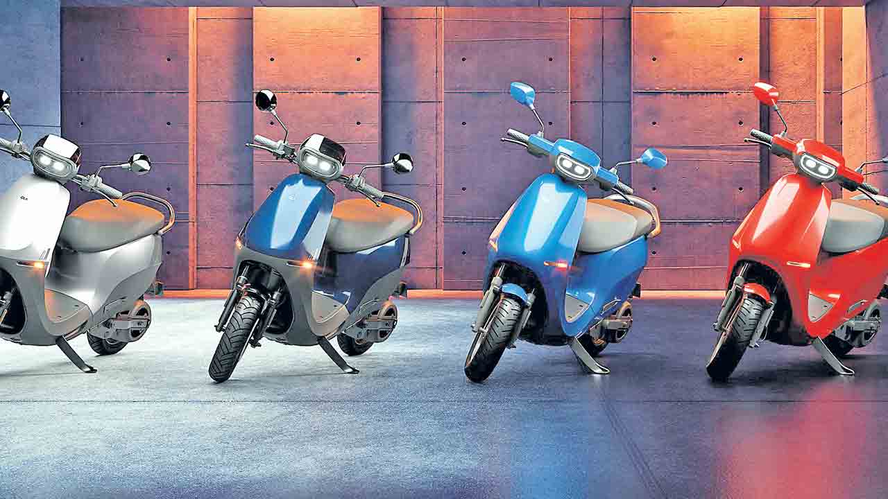 ఒకేసారి ఓలా 8 స్కూటర్లు