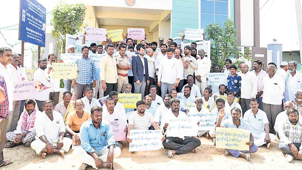 హైవే అథారిటీ కార్యాలయం ముట్ట’ఢీ’