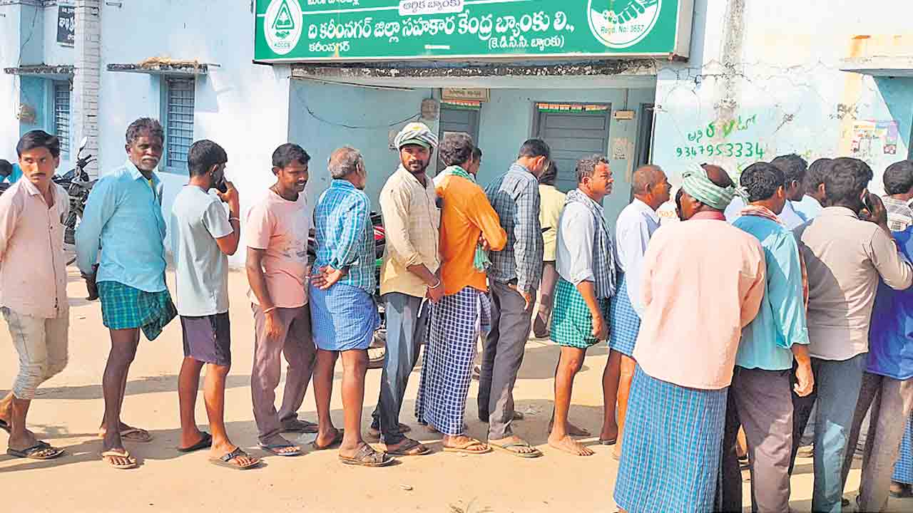 యూరియా కోసం రైతుల తిప్పలు