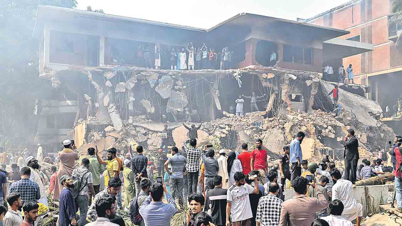 ‘బంగ బంధు’ నివాసానికి నిప్పు