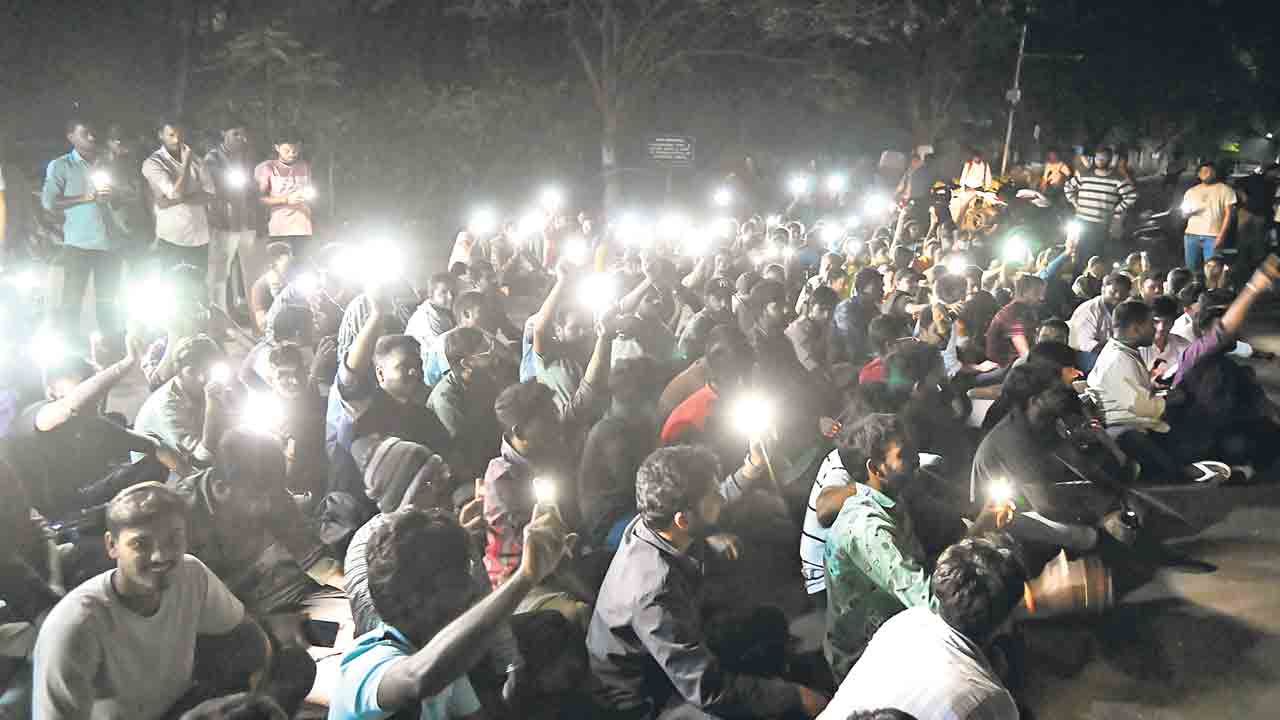 పీజీ సెమిస్టర్స్‌ పరీక్షల వాయిదాకు విద్యార్థుల ధర్నా