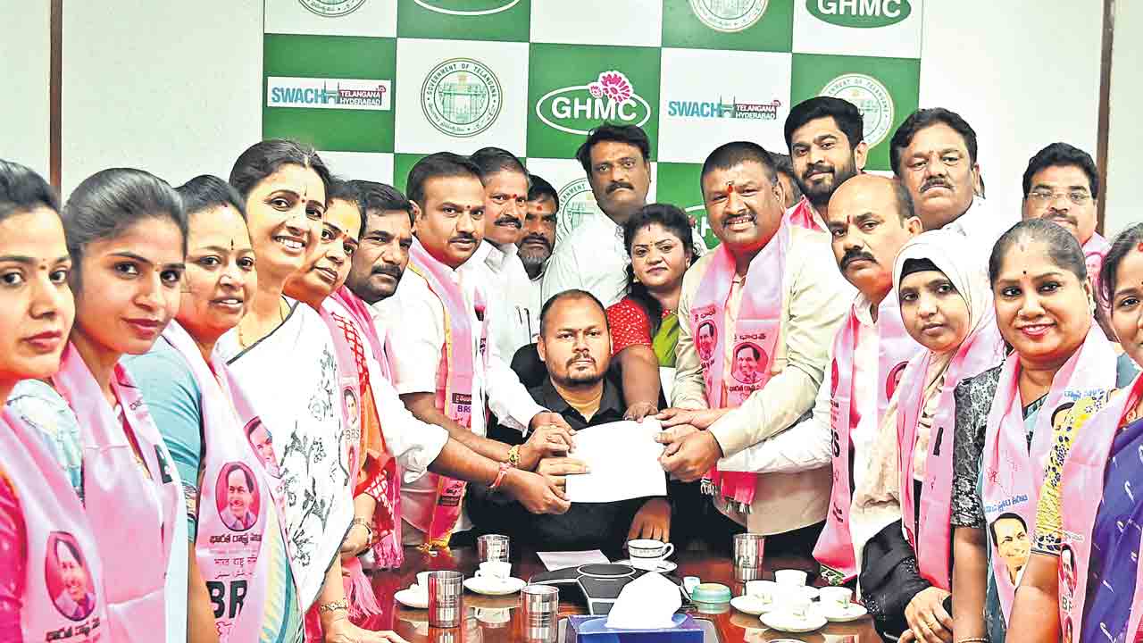 జీహెచ్‌ఎంసీలో బీఆర్‌ఎస్‌ కార్పొరేటర్ల ఆందోళన