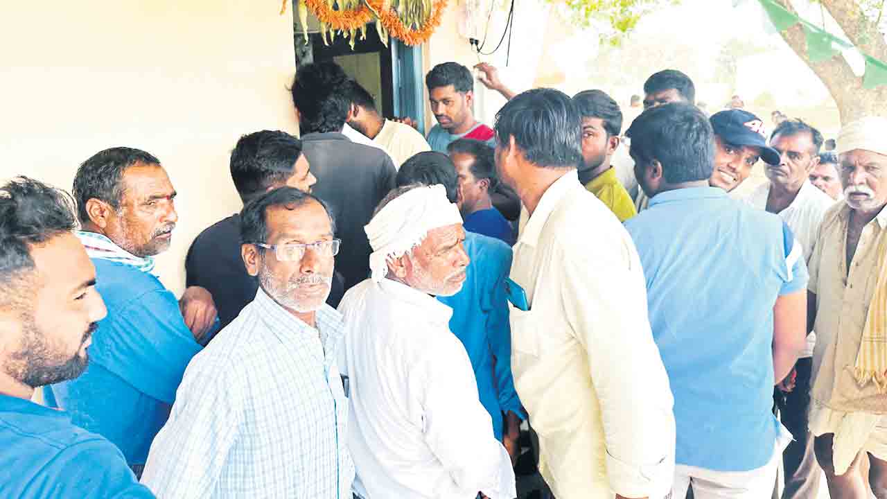 యూరియా కోసం పడిగాపులు