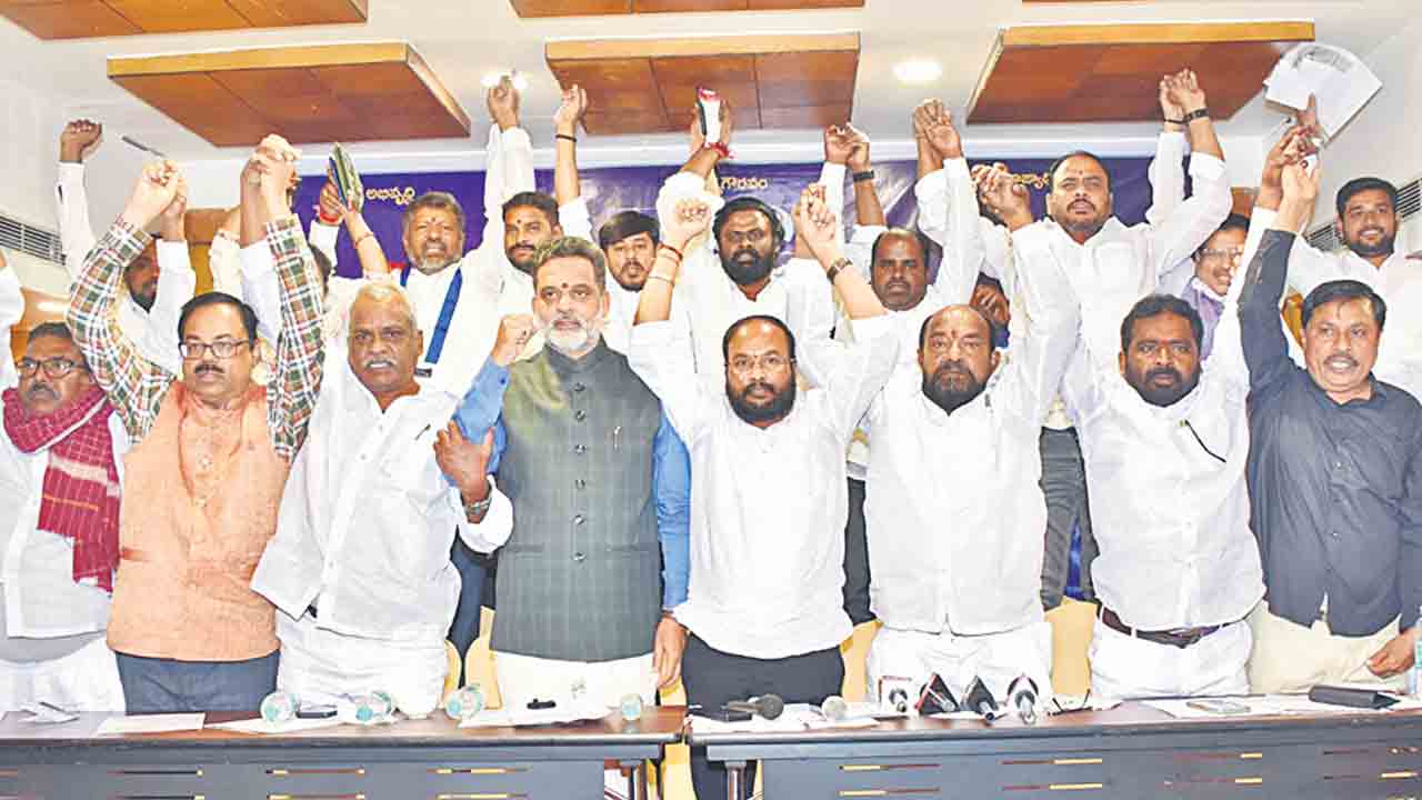 రిజర్వేషన్లు పెంచాకే ఎన్నికలు జరపాలి